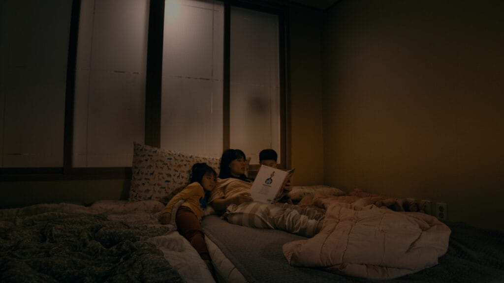 영화 '일과 날' 정보: 개봉일, 줄거리, 수상, 등장인물까지 (2025 다큐멘터리 추천) 7 common 8 4